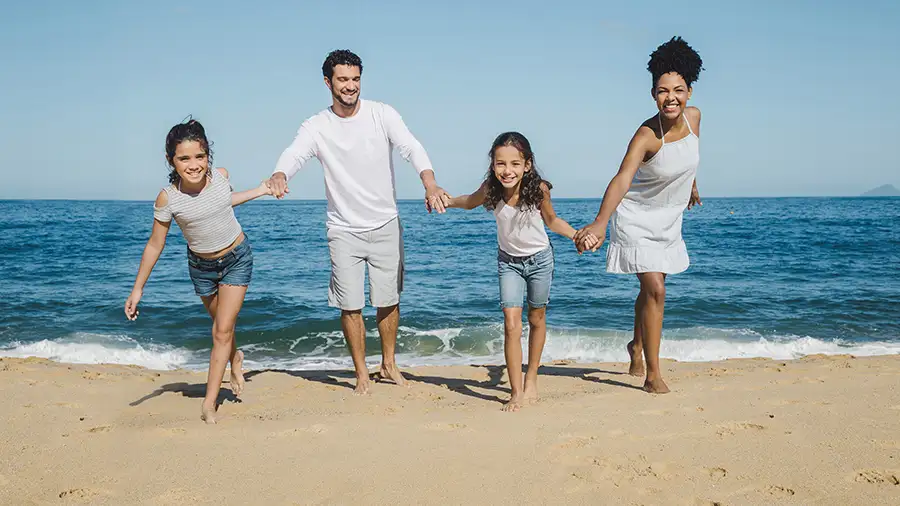 fun-family-posing-beach